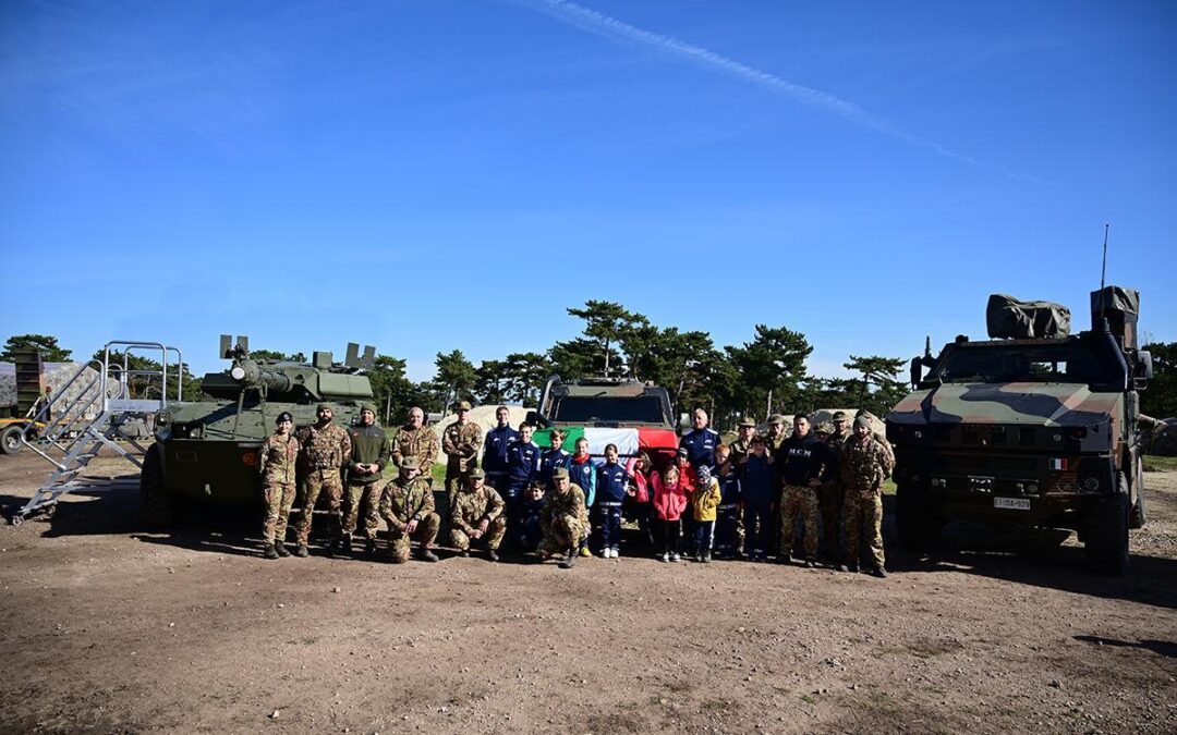 Politiche internazionali, i giovanissimi calciatori di AiCS Ungheria in visita al contingente italiano della NATO